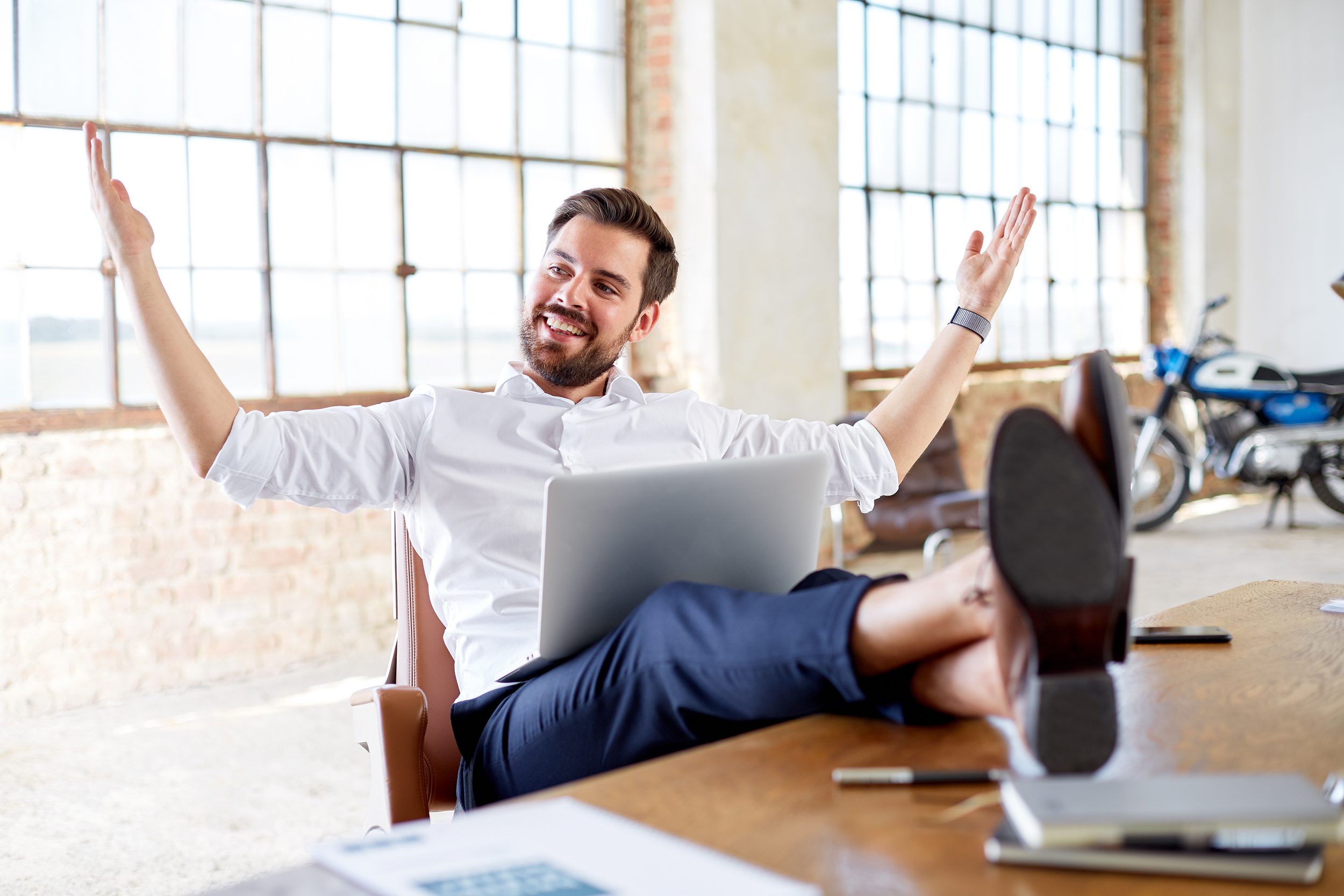 Man relaxing at homeoffice in modern Loft